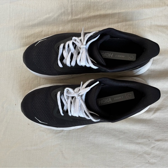 Hoka Black and White Wide Arahi Sneakers Size 11 - Picture 4 of 6